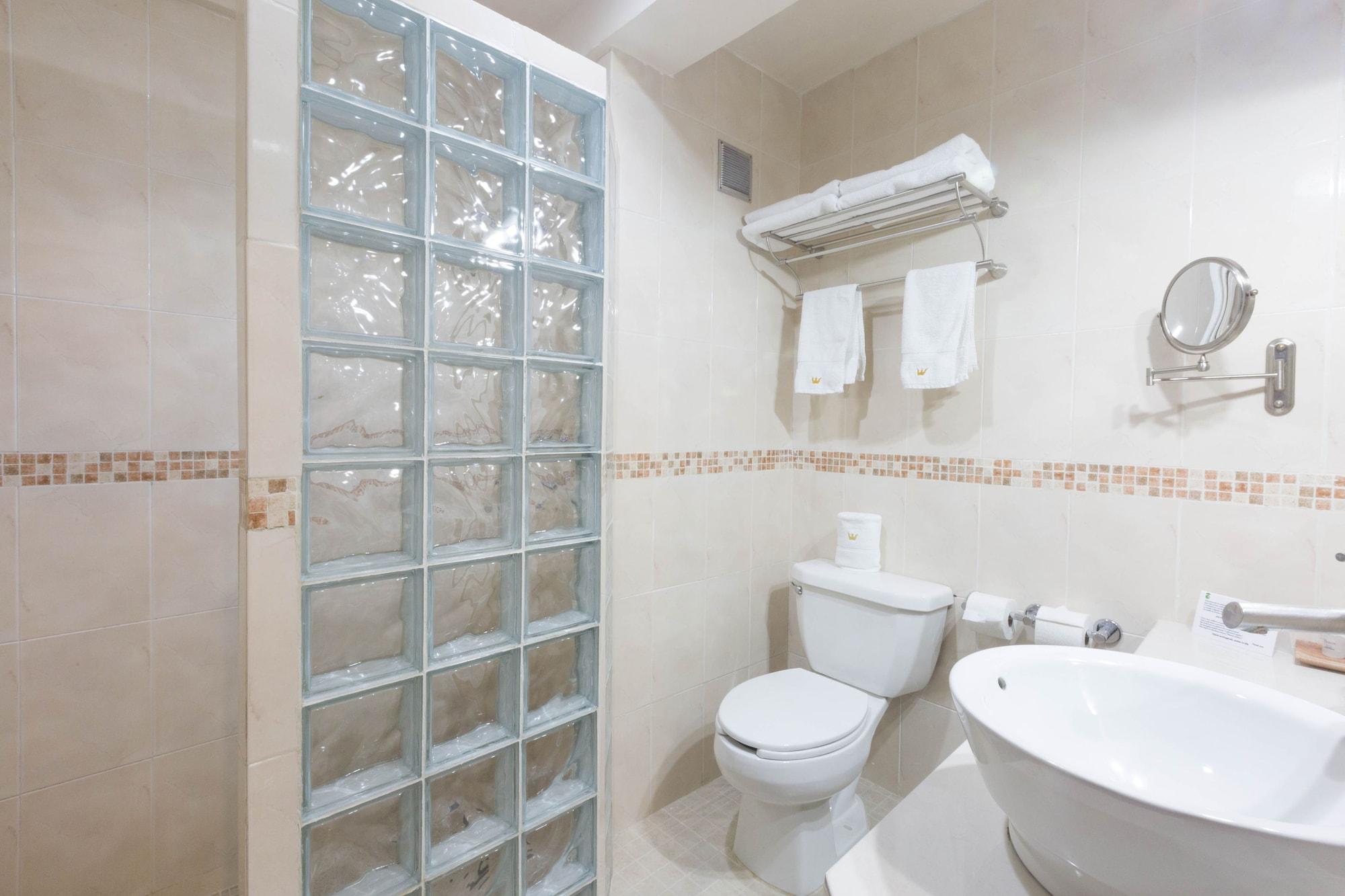 Hotel Victoria Мерида Экстерьер фото A modern bathroom